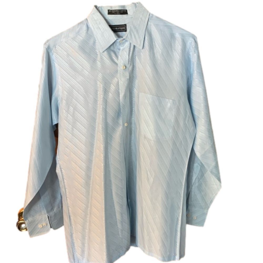 Via Europa light blue polyester  Medium dress up shirt on rack